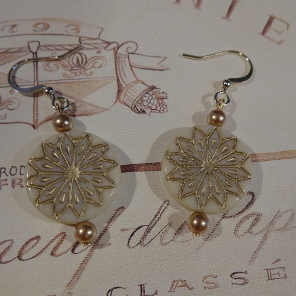 Earrings handmade with Czech coin beads in starburst design with gold & wheat - Picture 4 of 9